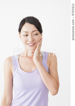 A woman touching a face 9783822