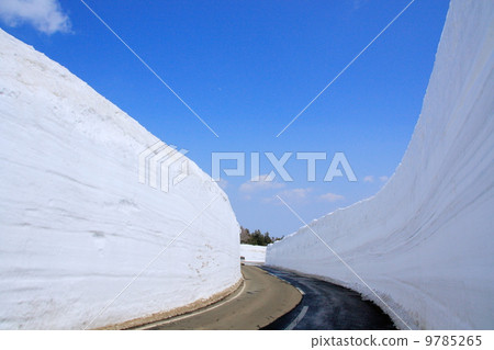 Snow corridor of Hakkoda 9785265