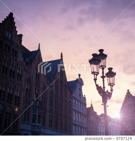 Silhouettes of city center houses in Bruges against beautiful su 9787124