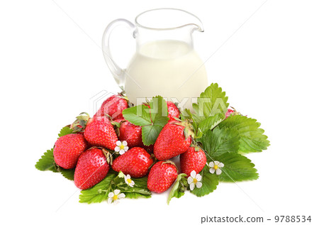 Ripe strawberries and milk 9788534