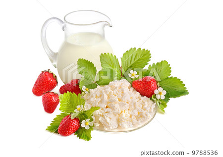Strawberries, milk and cottage cheese 9788536
