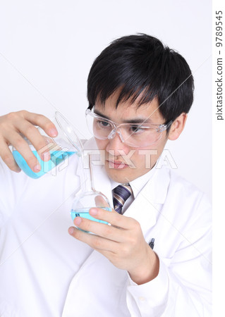 Researcher moving from beaker to flask 9789545