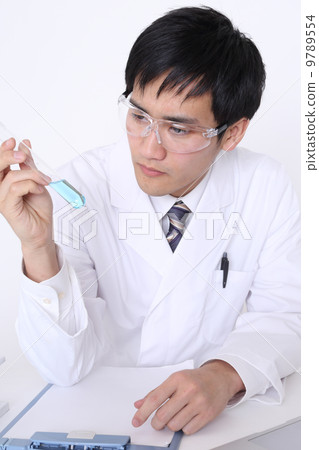 一位認真研究的研究員 9789554