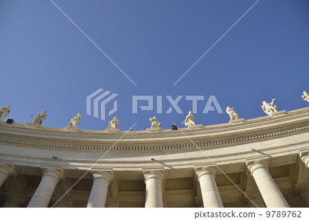 Statue of the saint (Piazza San Pietro) 9789762