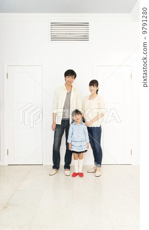 站在兩扇門前的三個家庭 9791280