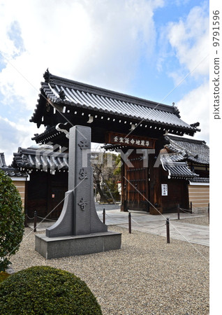 "Front gate" of Mibu-ji (Mibuji / Miyuki-ku Nakagyo-ku, Kyoto City) 9791596