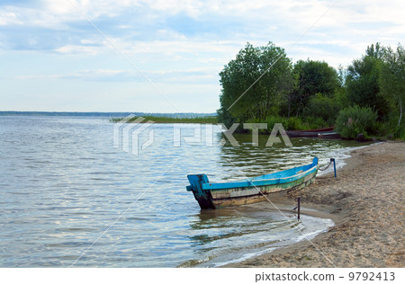 Boat near the summer lake shore 9792413