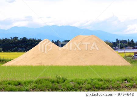 Rural landscape · Mountains of rice husk made from threshing 9794648