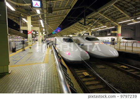 Shinkansen東京站在晚上 9797239