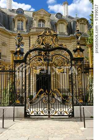 Palace with gilt gate on the Champs-Elysees. Paris. Palace with gilt gate on the Champs-Elysees. Paris. 9799017