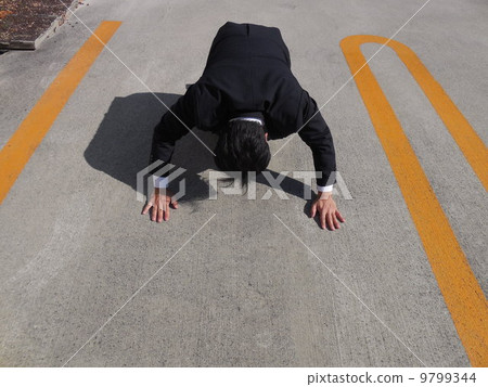 跪著的商人 9799344