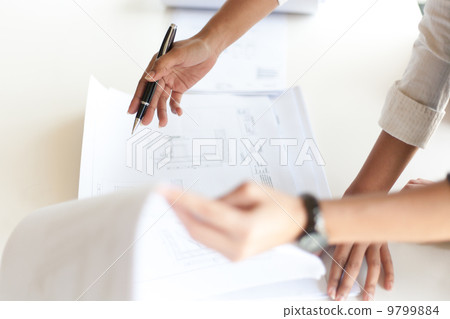 Architect discuss Architect discuss 9799884
