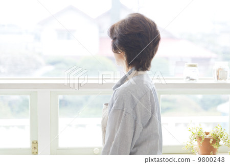 Senior housewife lifestyle 9800248