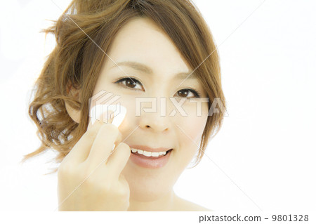 一個女人用粉撲 9801328