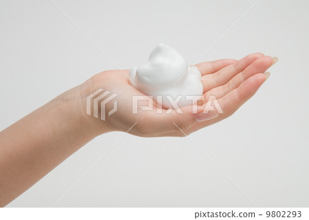 女人手掌上的氣泡 女人手掌上的氣泡 9802293