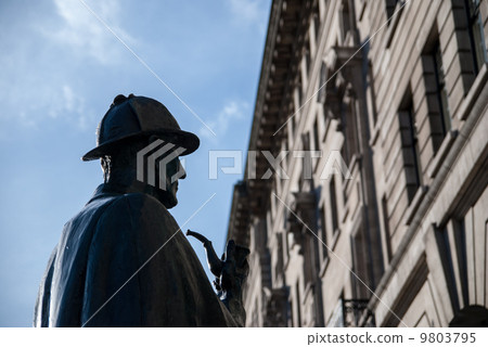 The statue of Sherlock Holmes and the building of London The statue of Sherlock Holmes and the building of London 9803795