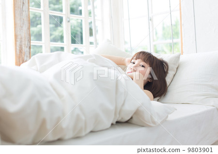 The woman in the bedroom　 9803901
