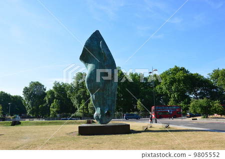 A waterside horse 9805552