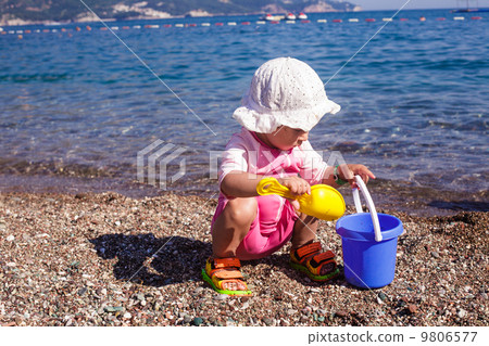 Baby play on seashore 9806577