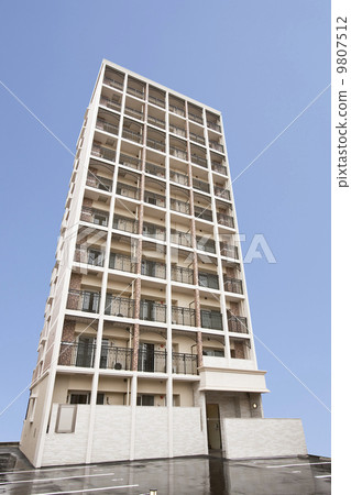 Exterior image of newly built condominium 9807512