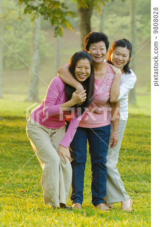 asian mother anddaughters 9808028