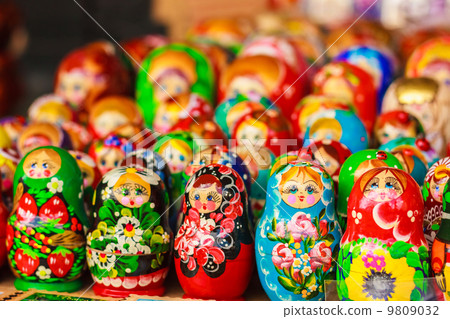 Colorful Russian nesting dolls at the market 9809032