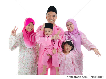 indonesian family during hari raya 9819009