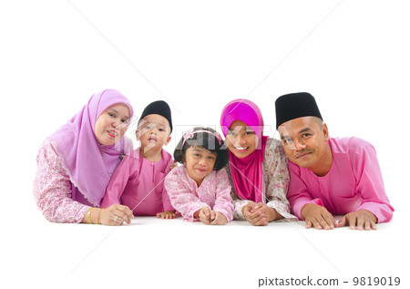malay family during hari raya  aidilfitri 9819019