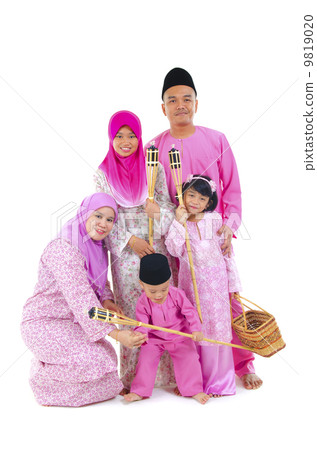 malay family during hari raya  aidilfitri 9819020