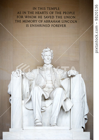 Statue of Abraham Lincoln 9820136