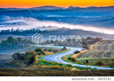 Tuscany at sunrise 9820191
