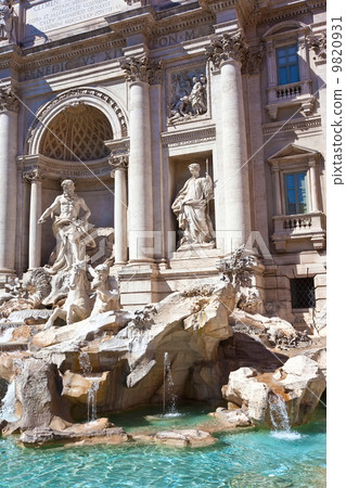 Fountain di Trevi 9820931