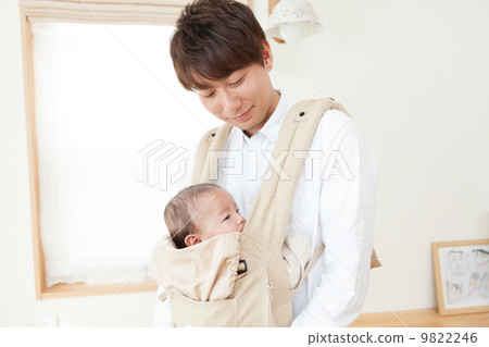 嬰兒與父親和3個月大嬰兒Kagoshimo兒童撫養 9822246