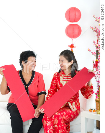 chinese family celebratin new year 9823443