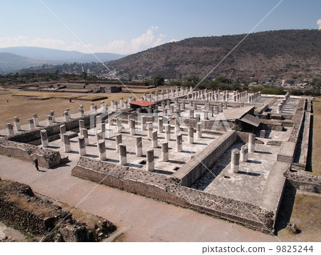 宮殿地面和遊樂園看法從墨西哥金字塔B·圖拉遺物 宮殿地面和遊樂園看法從墨西哥金字塔B·圖拉遺物 9825244