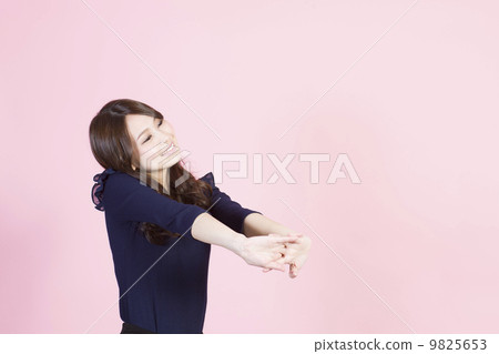 微笑用她的手的一個少婦延長 微笑用她的手的一個少婦延長 9825653