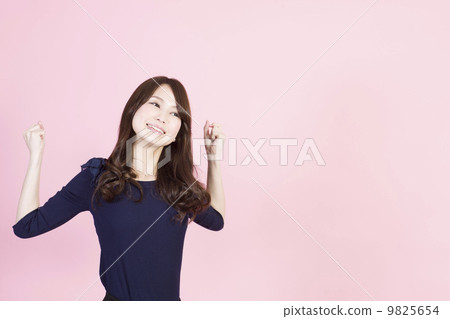 一個舉手的年輕女子 一個舉手的年輕女子 9825654