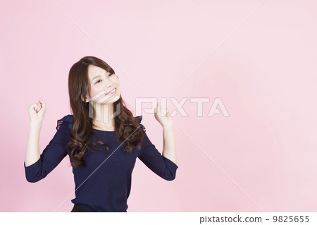 一個舉手的年輕女子 9825655