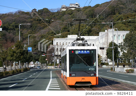 松山城堡和電車的風景 松山城堡和電車的風景 9826411