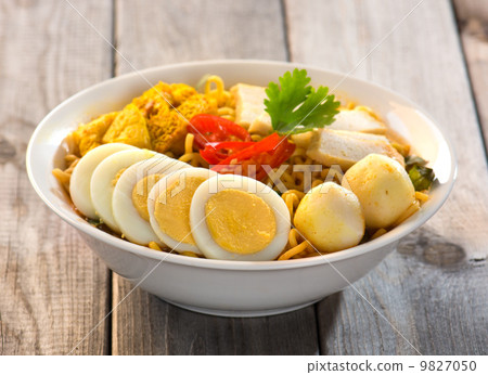 instant curry laksa noodle , singaporean style 9827050