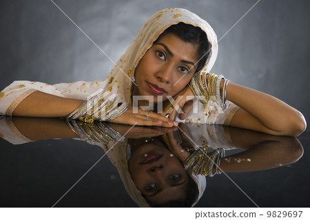 Beautiful young indian woman in traditional clothing .Gorgeous b 9829697