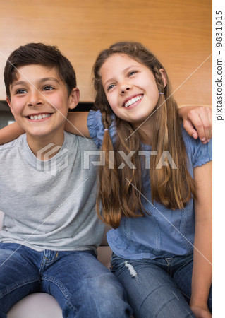 Smiling little siblings in the living room 9831015