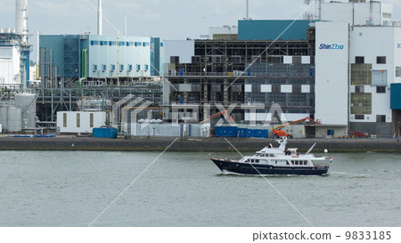 Small yacht sailing through the harbor of Rotterdam (Holland) 9833185