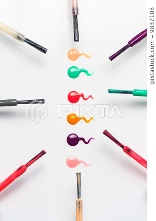 Set of multicolored nail polish brushes and drops 9837103