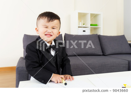 Little boy drawing picture at home 9843660