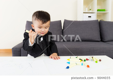 Little boy drawing at home Little boy drawing at home 9844035