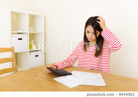 Asian woman worries about the budget 9844061