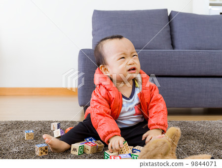 Little kid playing at home 9844071