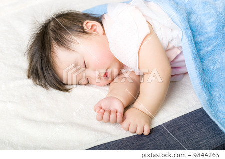 Little baby sleeping 9844265