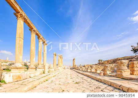 杰拉什的柱柱路仍然是廢墟(約旦,Jellash) 杰拉什的柱柱路仍然是廢墟(約旦,Jellash) 9845954